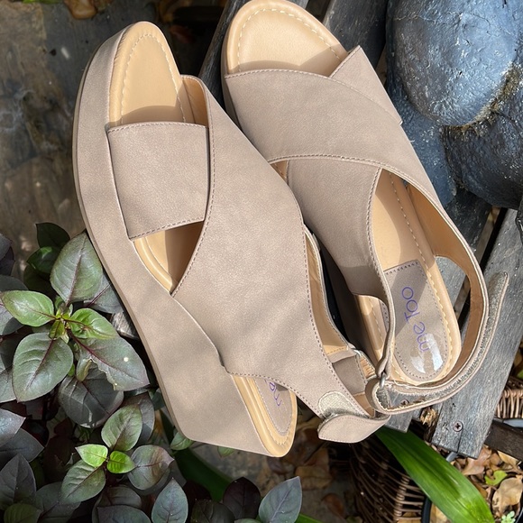 Women’s Tan wedge heels. Size 10.Great condition 2.5 inches high - Picture 2 of 3